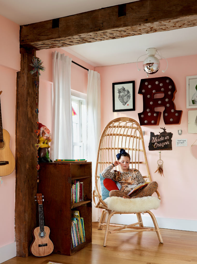 young-girl-reading-gallery-wall-pink-bedroom-guitar